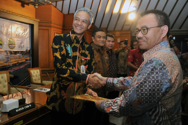 Menteri ESDM Serahkan PI 10% dan SK Jargas Kepada Pemprov Jawa Tengah dan Jawa Barat